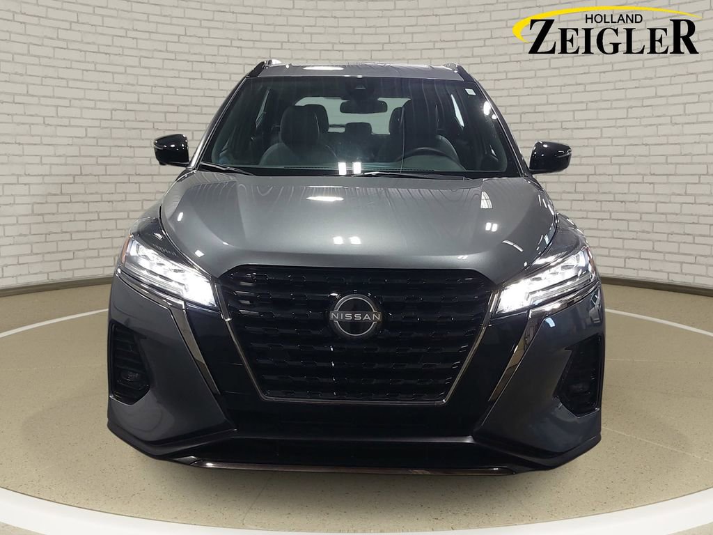 Used 2023 Nissan Kicks SR w/ SR Premium Package FWD image 2