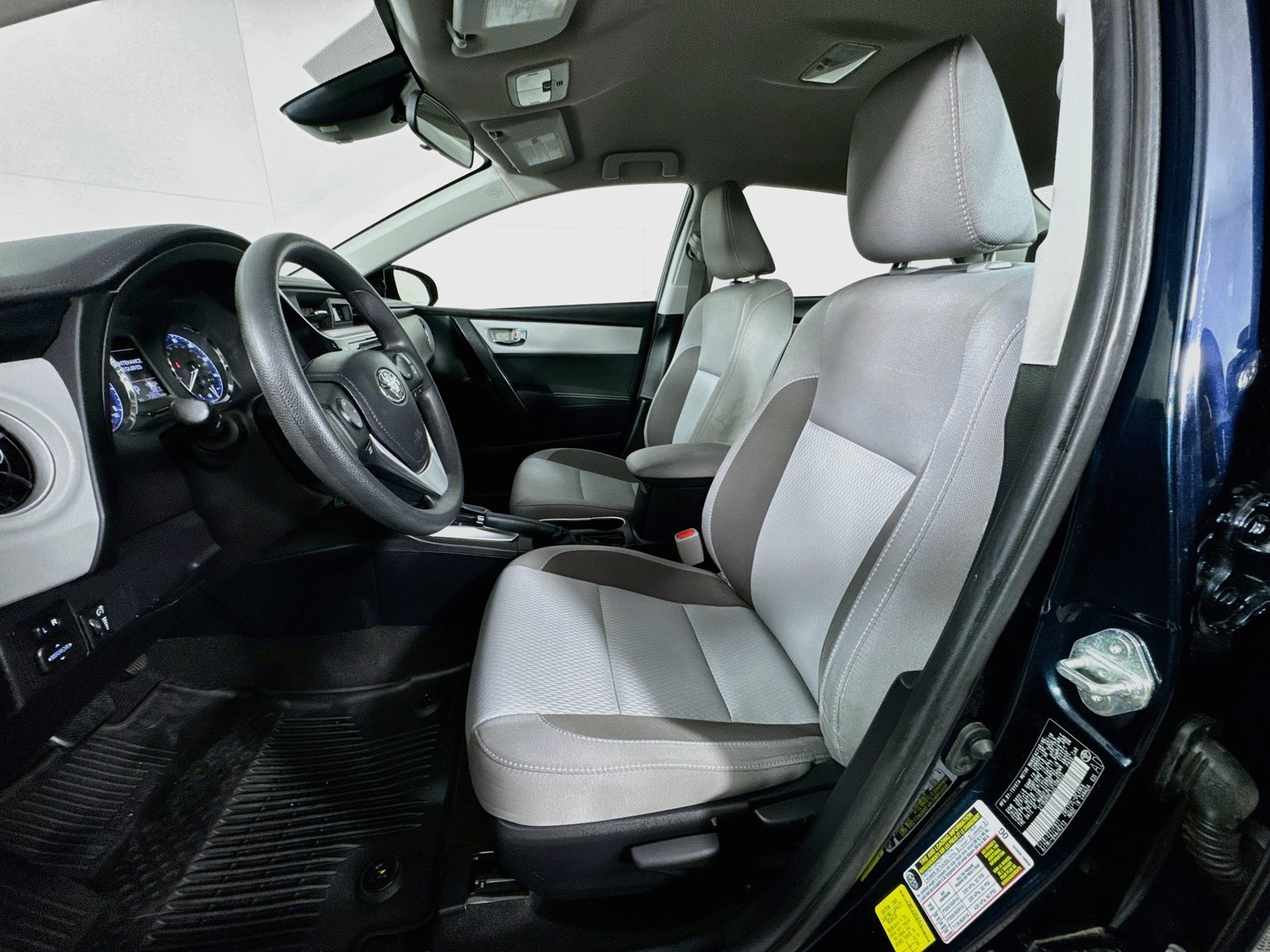 Used 2018 Toyota Corolla LE FWD image 19
