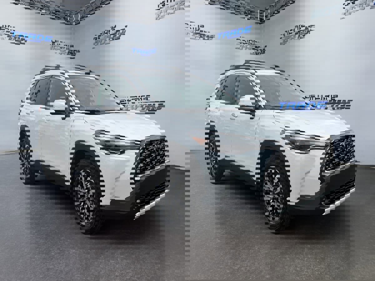 Used 2024 Toyota Corolla Cross XLE image 3