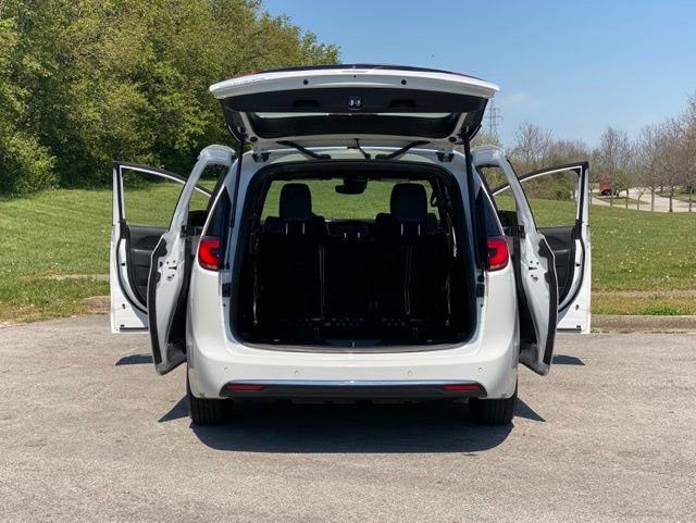 Used 2025 Chrysler Pacifica Select image 39