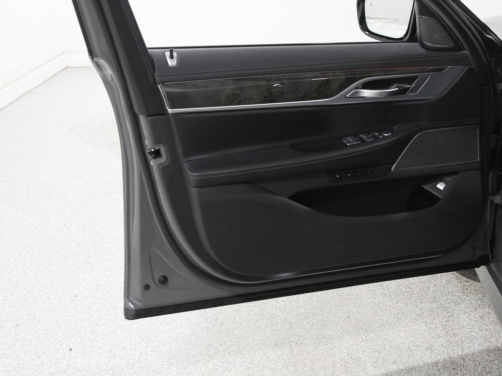 Certified 2022 BMW 740i xDrive w/ M Sport Package image 4