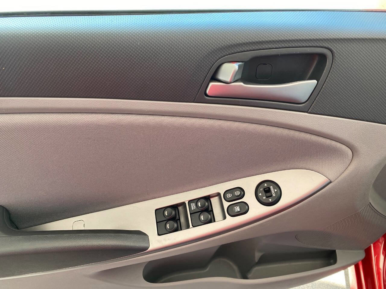 Used 2016 Hyundai Accent SE FWD image 25