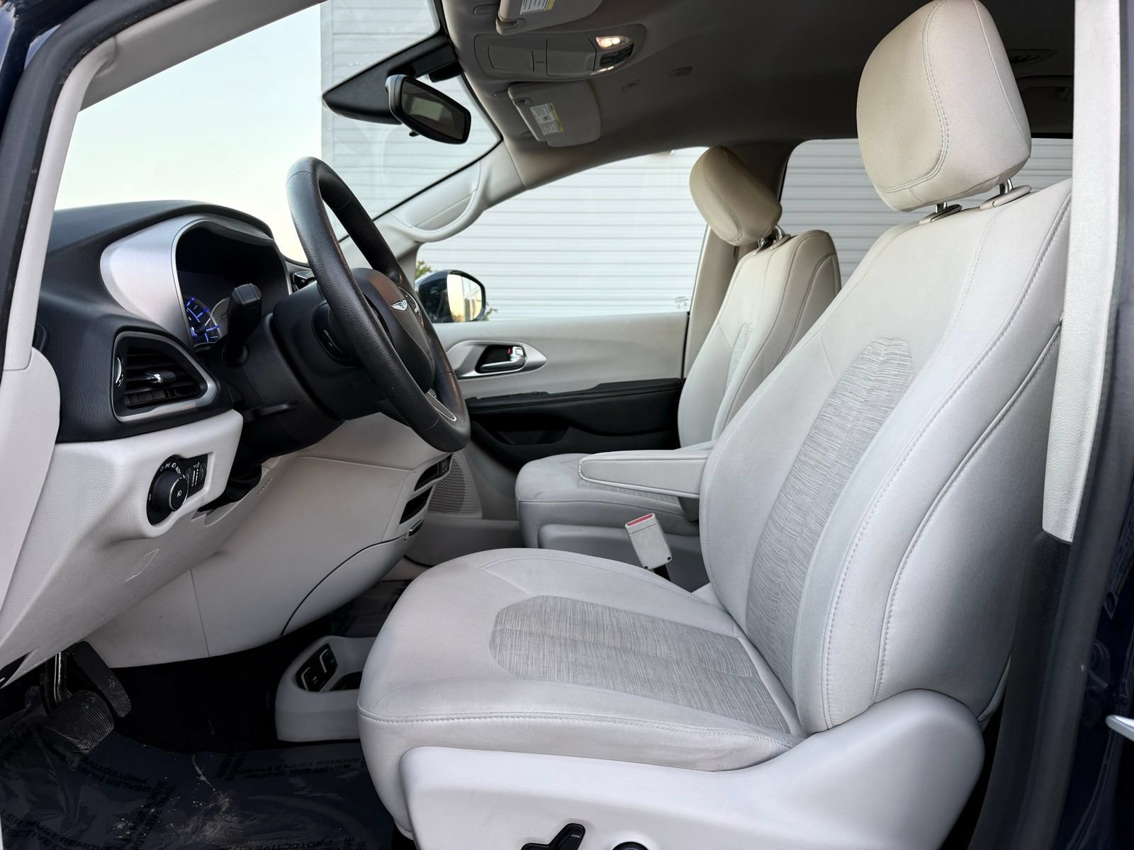 Used 2018 Chrysler Pacifica Touring Plus FWD image 17