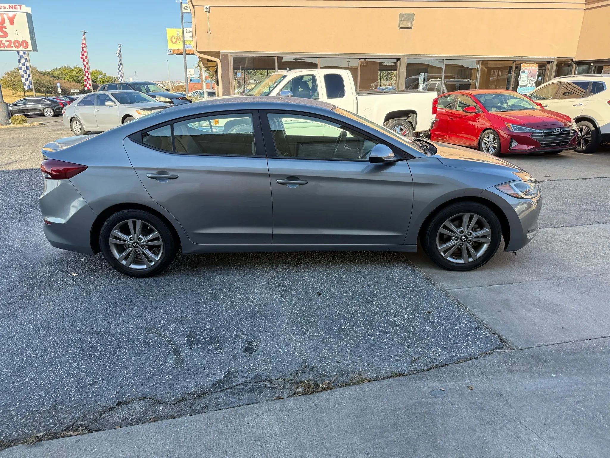 Used 2017 Hyundai Elantra SE image 4
