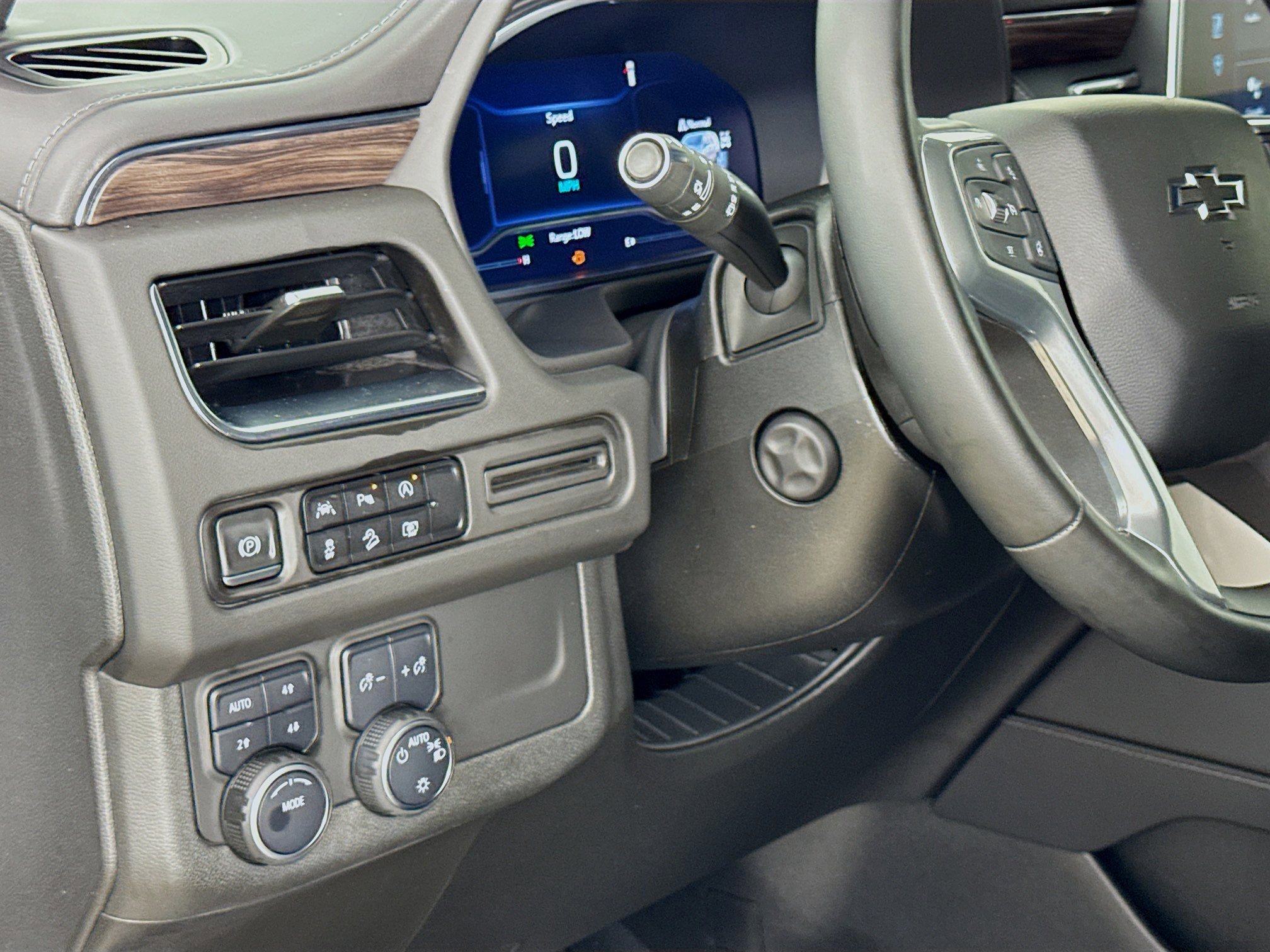 Used 2023 Chevrolet Tahoe Z71 w/ Luxury Package AWD/4WD image 10