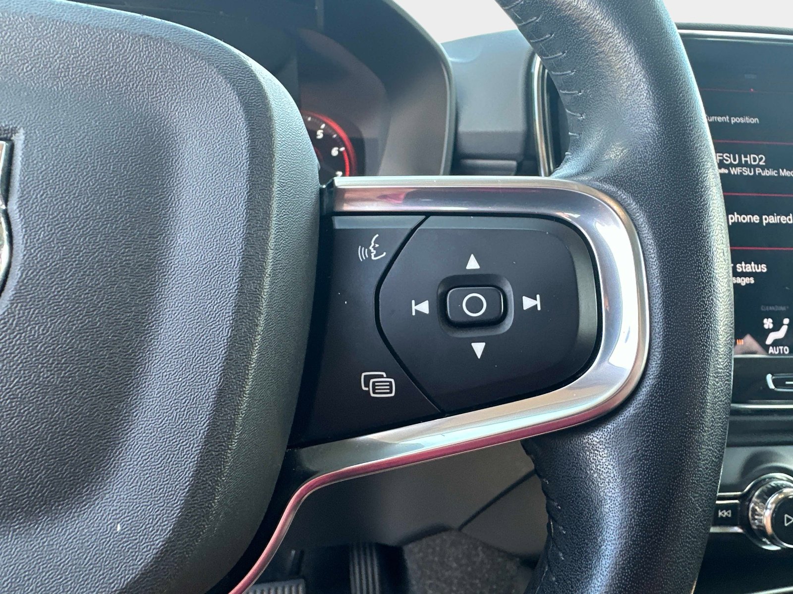 Used 2021 Volvo XC40 T5 Momentum image 25