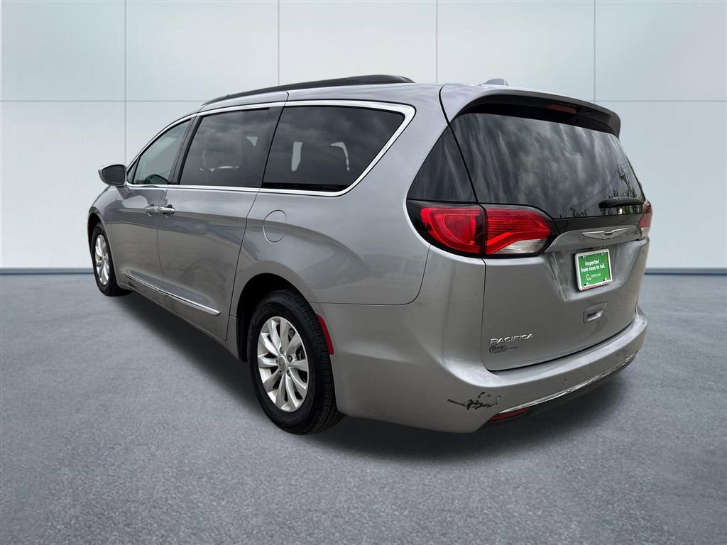 Used 2017 Chrysler Pacifica Touring-L w/ 13 Speaker Alpine Sound Group FWD image 3