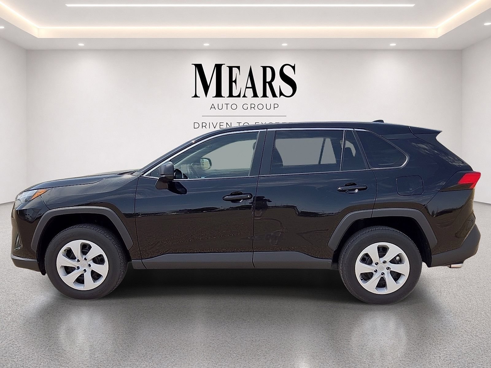 Used 2025 Toyota RAV4 LE AWD/4WD image 2