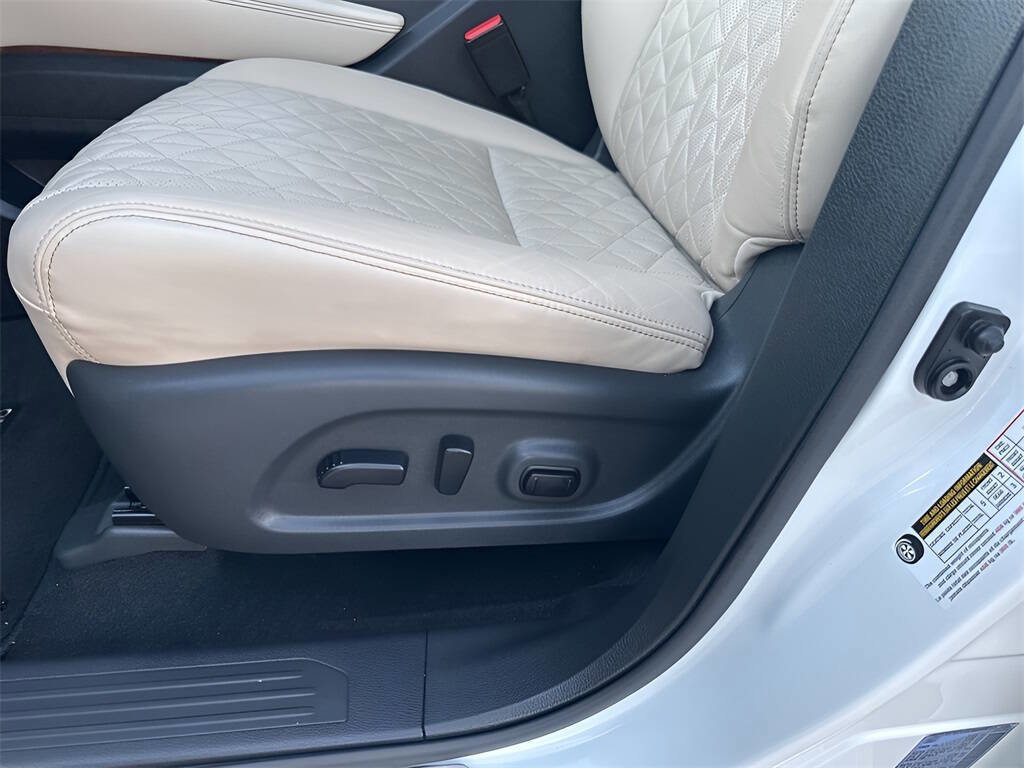 Used 2024 Nissan Murano Platinum w/ Cargo Package image 21