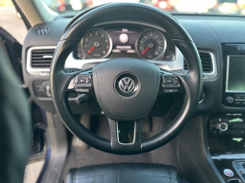 Used 2013 Volkswagen Touareg Sport image 14