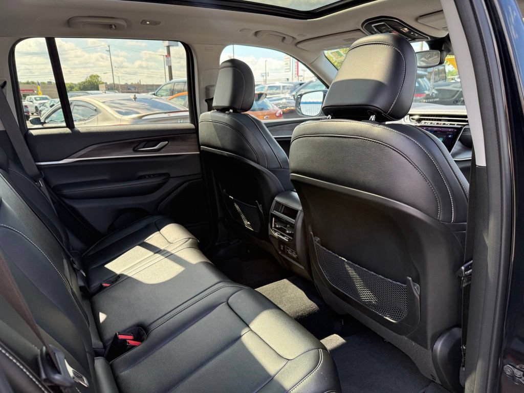 Used 2023 Jeep Grand Cherokee Limited AWD/4WD image 19