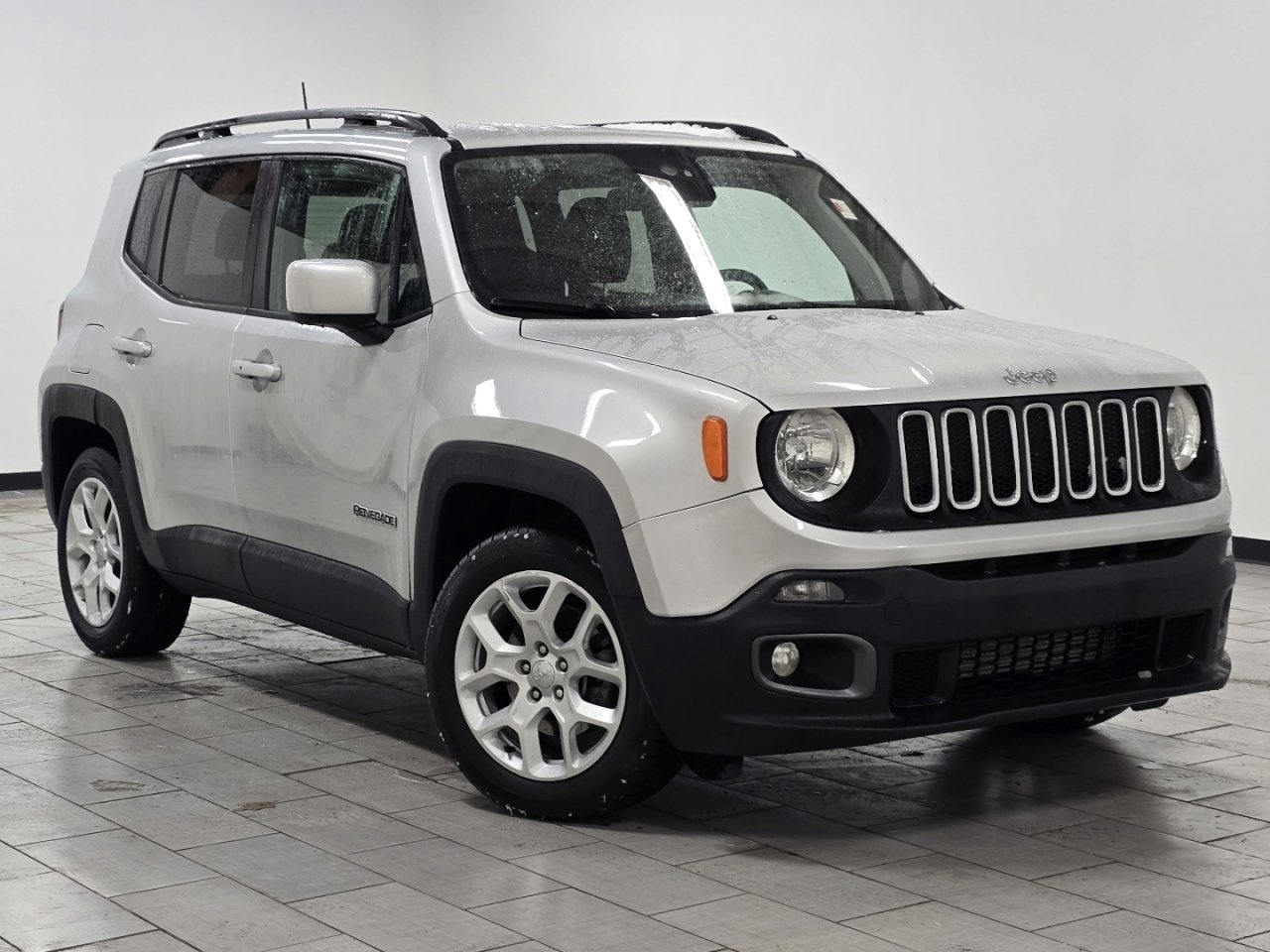 Used 2018 Jeep Renegade Latitude w/ Cold Weather Group image 2
