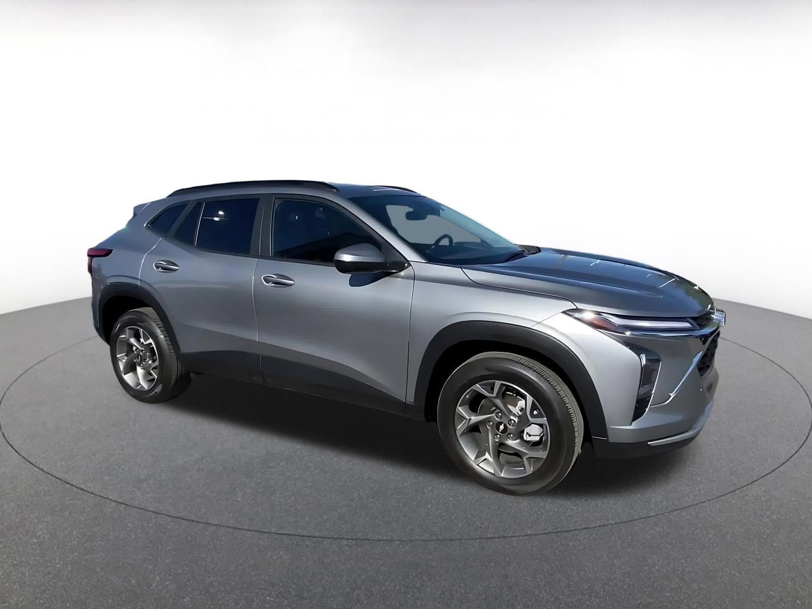 Used 2025 Chevrolet Trax LT FWD image 2
