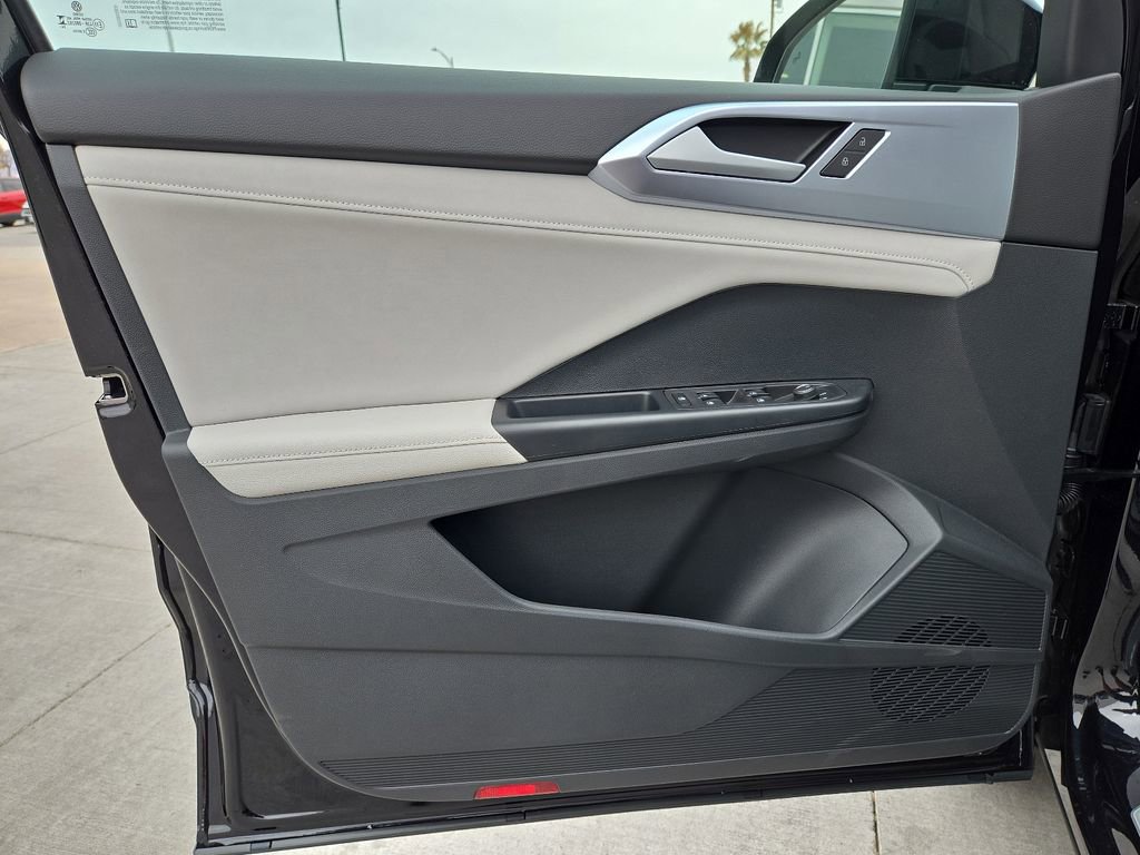 Used 2025 Volkswagen Taos SE FWD image 19