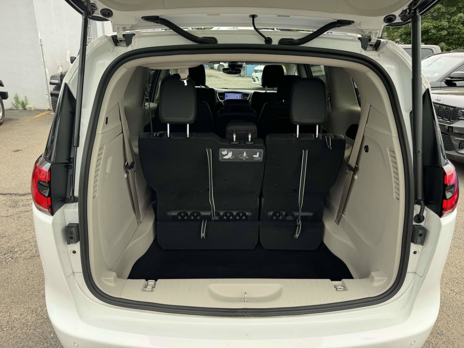 Used 2021 Chrysler Pacifica Touring-L FWD image 16
