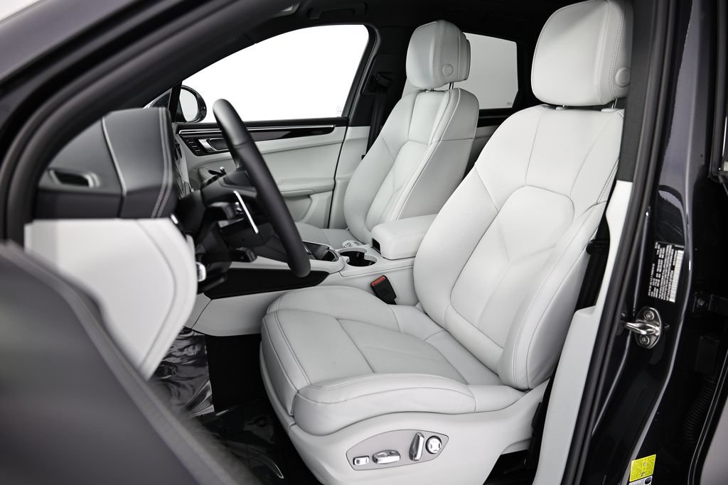 New 2026 Porsche Macan AWD/4WD image 5