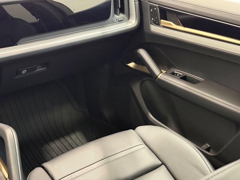 Certified 2025 Porsche Cayenne AWD/4WD image 17