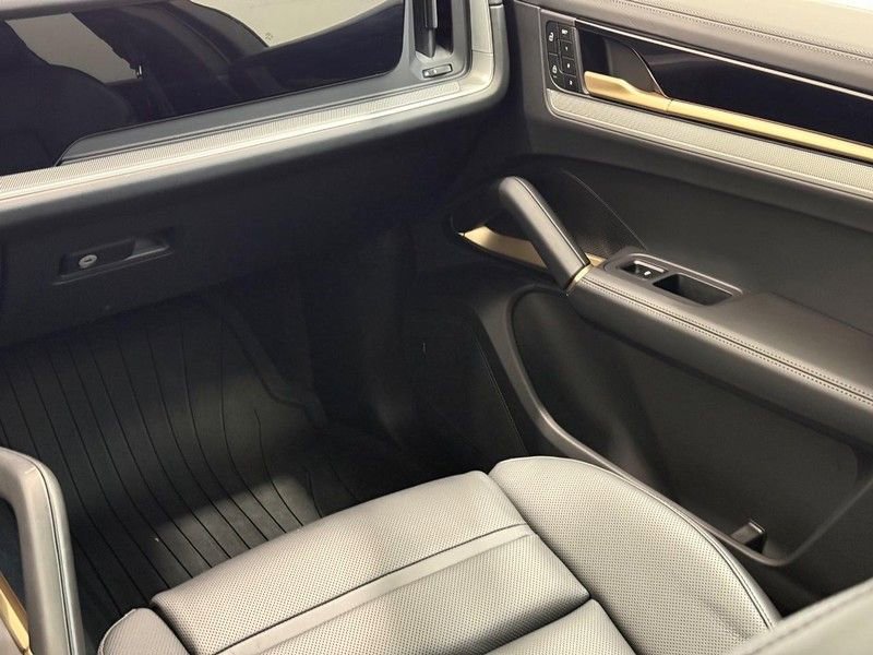 Certified 2025 Porsche Cayenne image 17