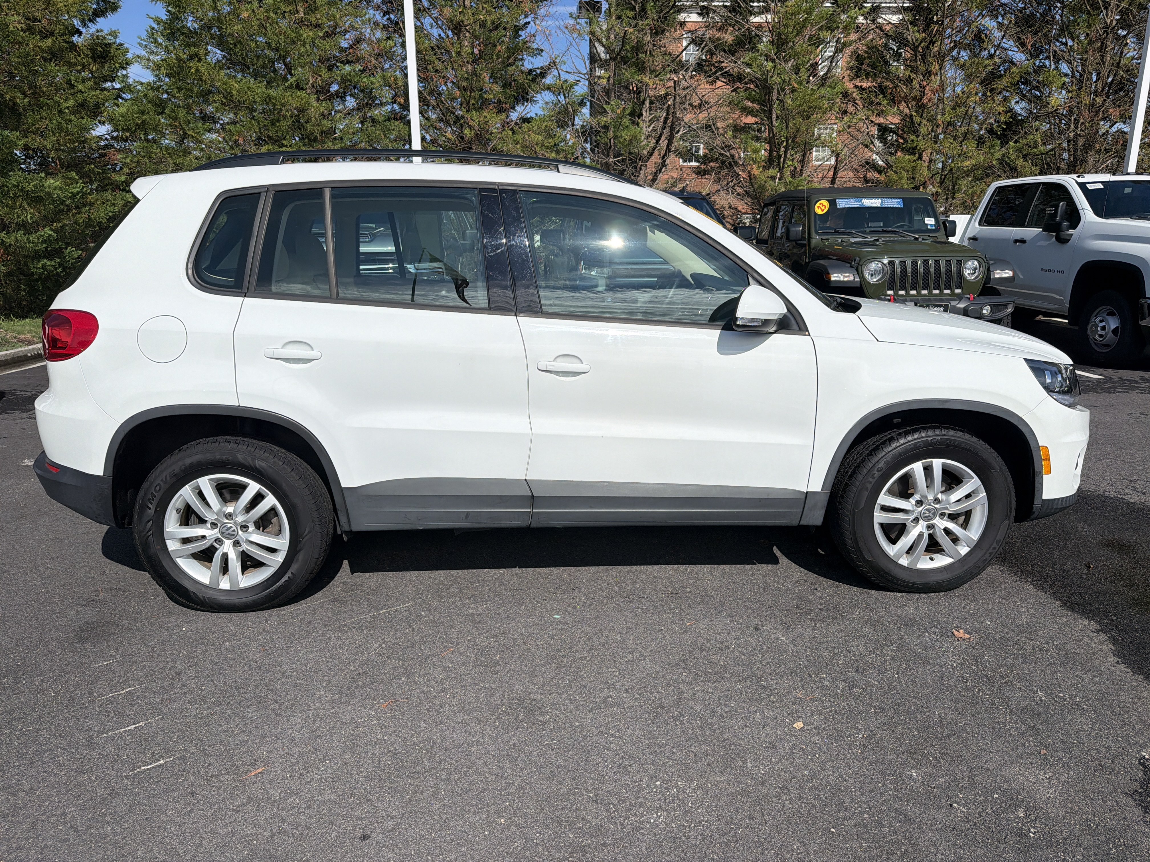 Used 2017 Volkswagen Tiguan S AWD/4WD image 11