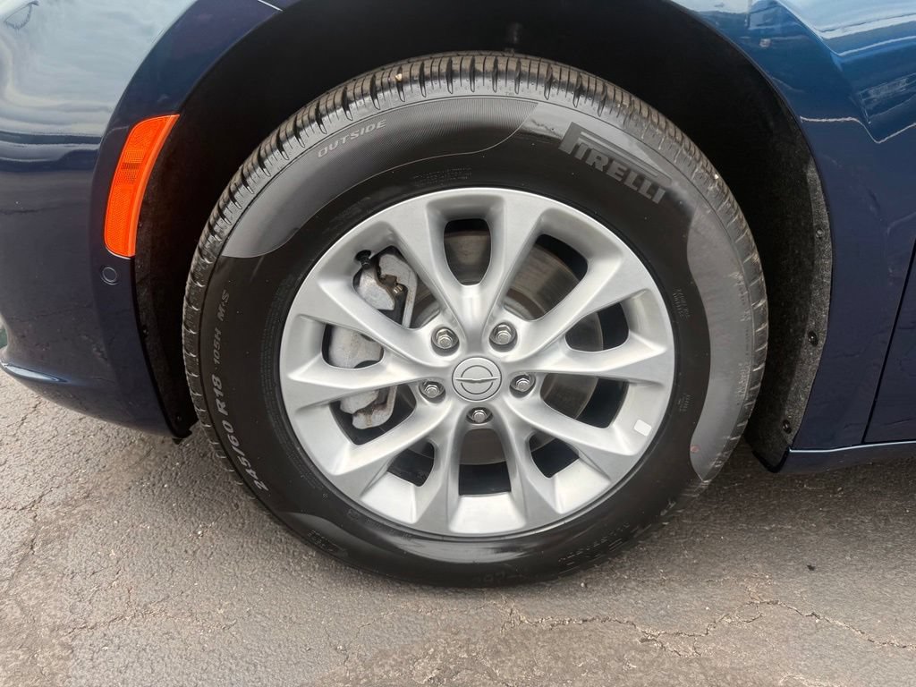 Used 2025 Chrysler Pacifica Select w/ Uconnect Theater Family Group AWD/4WD image 11