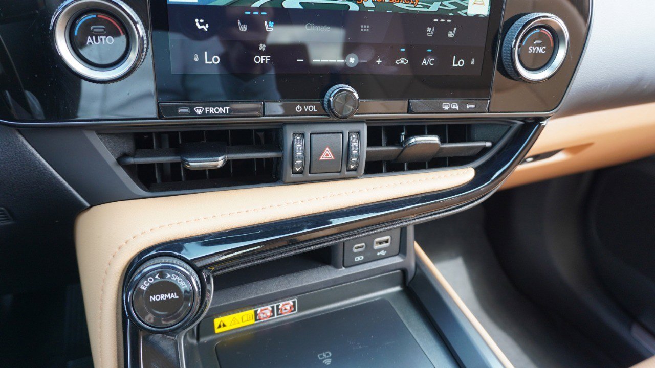 Used 2025 Lexus NX 250 FWD w/ Towing Package (2000 Lbs) image 18