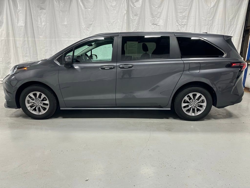 Used 2025 Toyota Sienna LE image 4