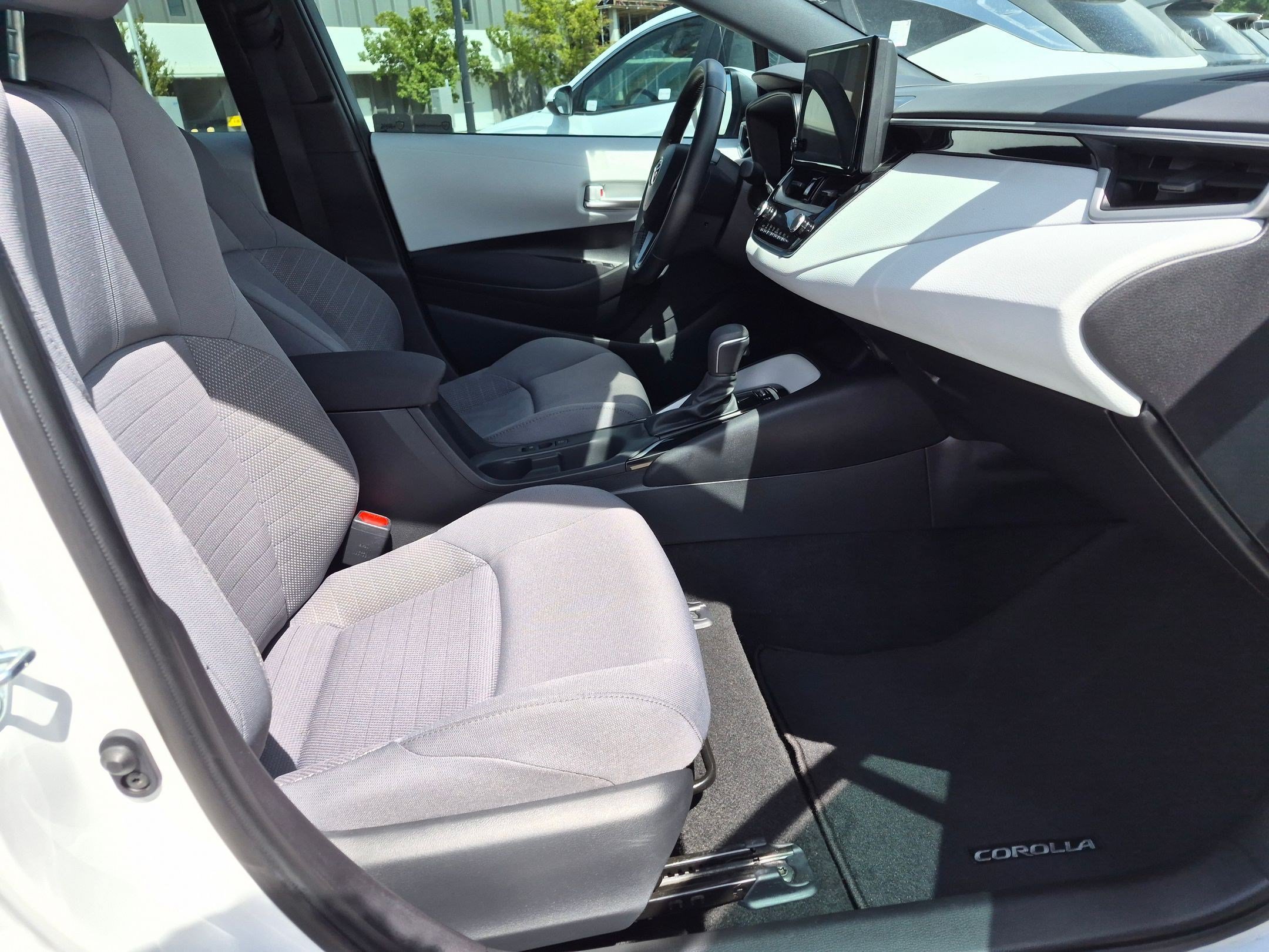 Used 2026 Toyota Corolla SE w/ Carpet Mat Package (TMS) FWD image 31