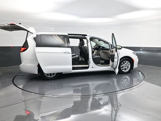 Used 2023 Chrysler Pacifica Touring-L image 57
