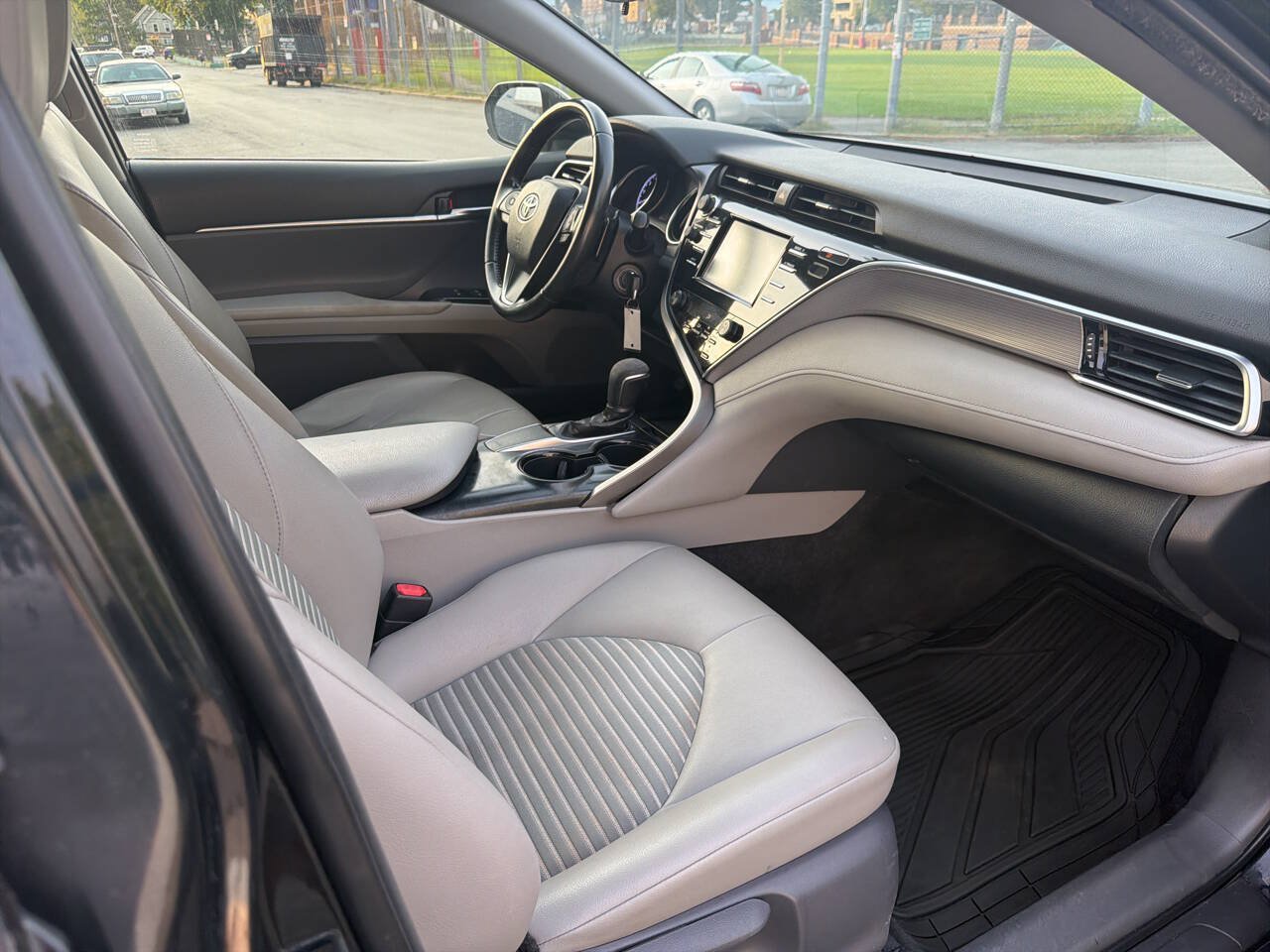 Used 2018 Toyota Camry SE FWD image 12