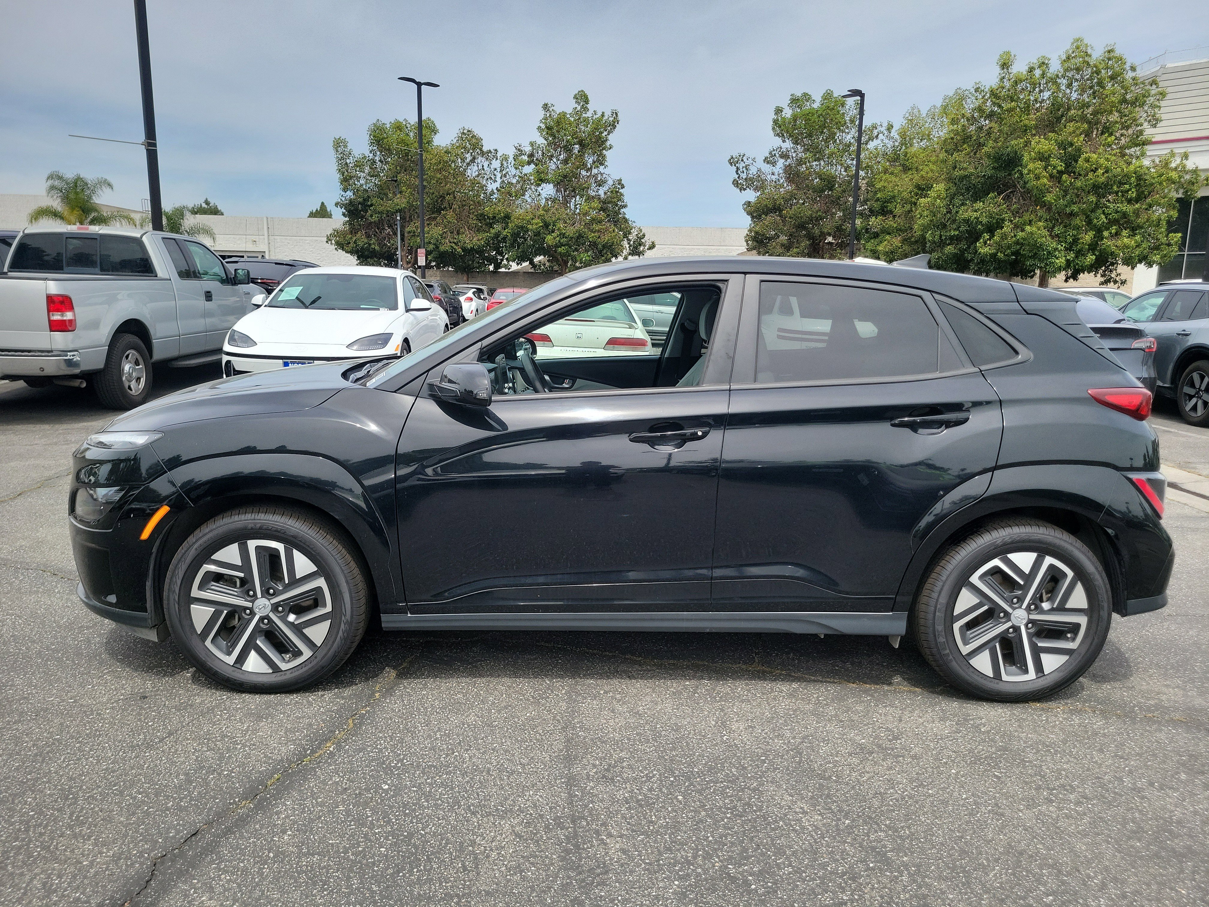 Certified 2023 Hyundai Kona SE w/ Cargo Package image 4