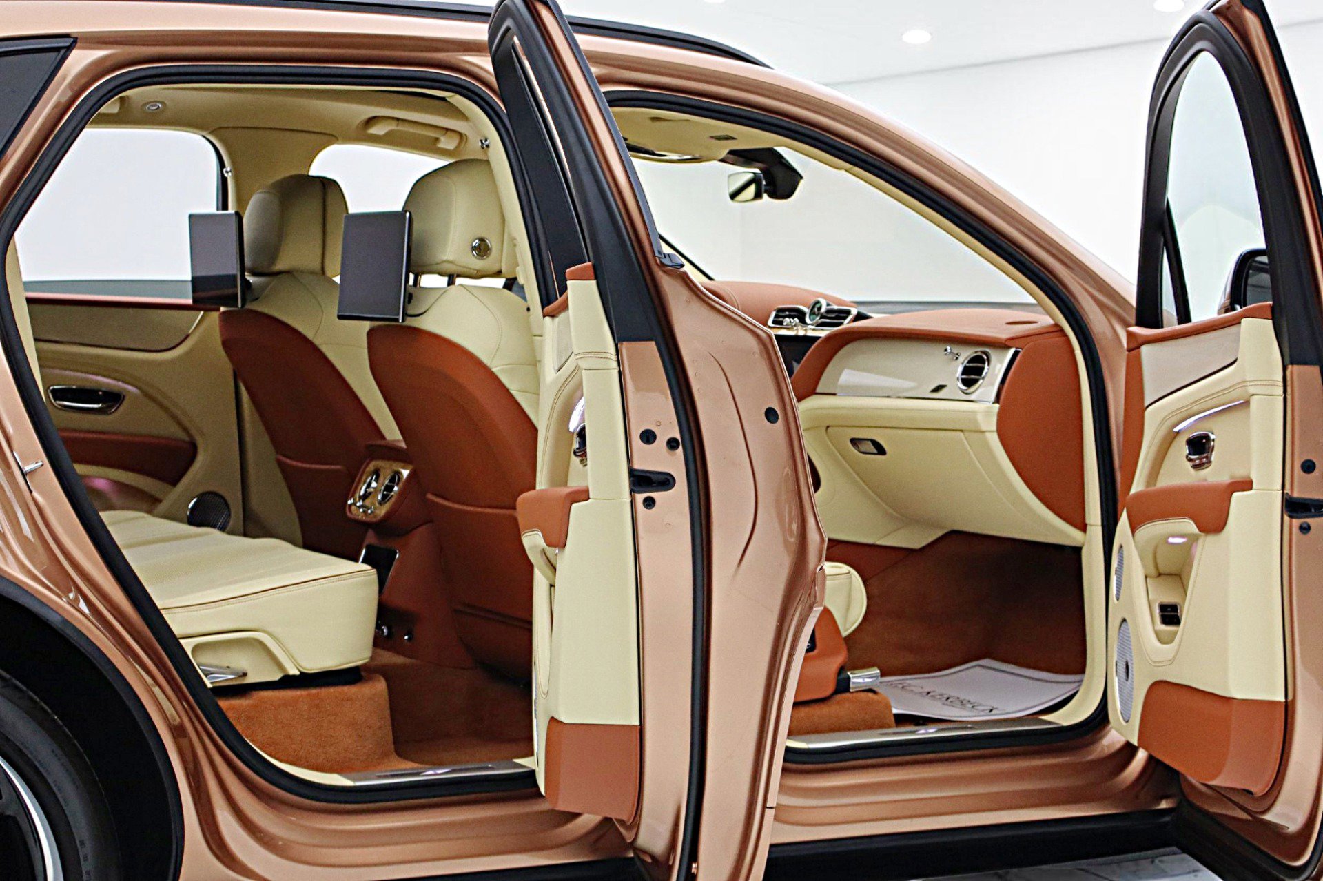 Certified 2023 Bentley Bentayga AWD/4WD image 20