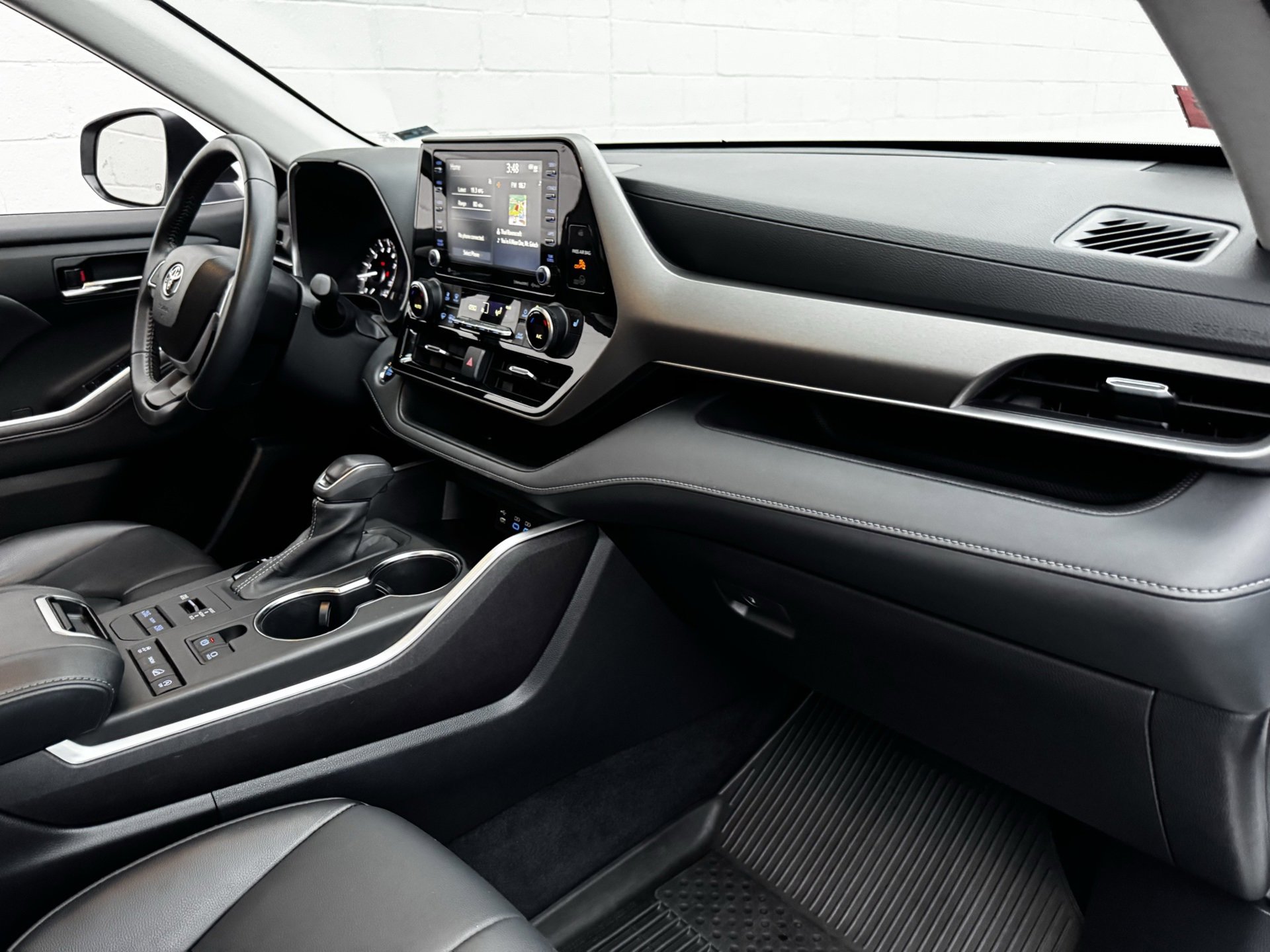 Used 2022 Toyota Highlander XLE image 12