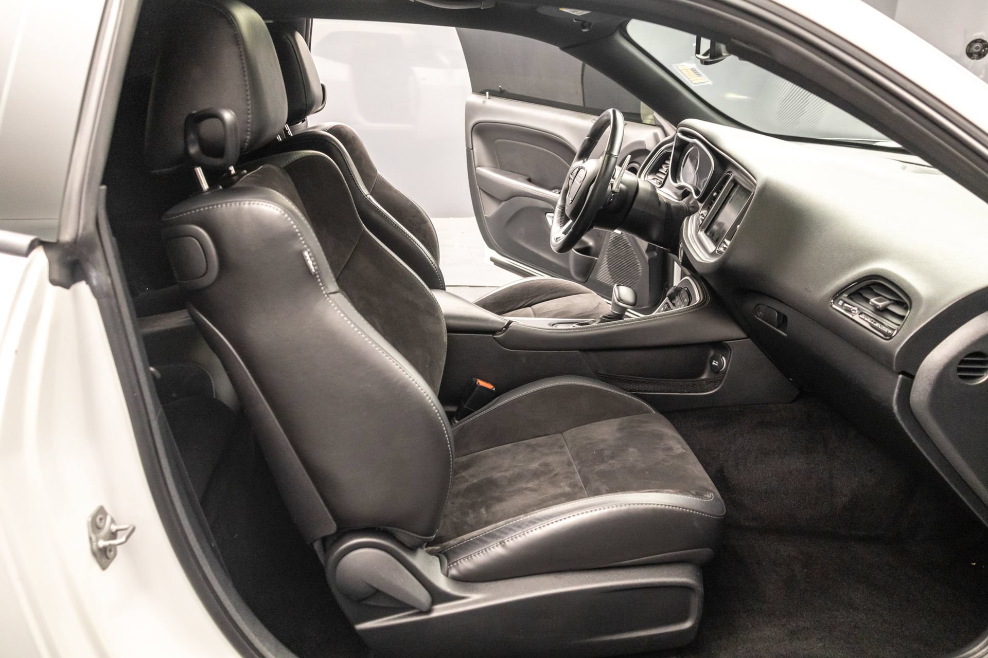 Used 2018 Dodge Challenger R/T Scat Pack w/ Leather Interior Group RWD image 35