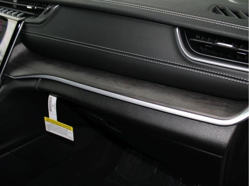 New 2025 Jeep Grand Cherokee Limited w/ Luxury Tech Group II image 36