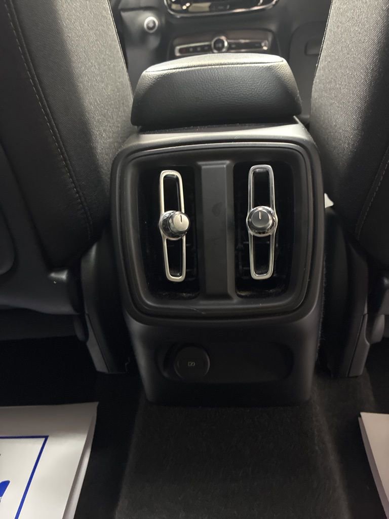Used 2024 Volvo XC40 B5 Core image 25