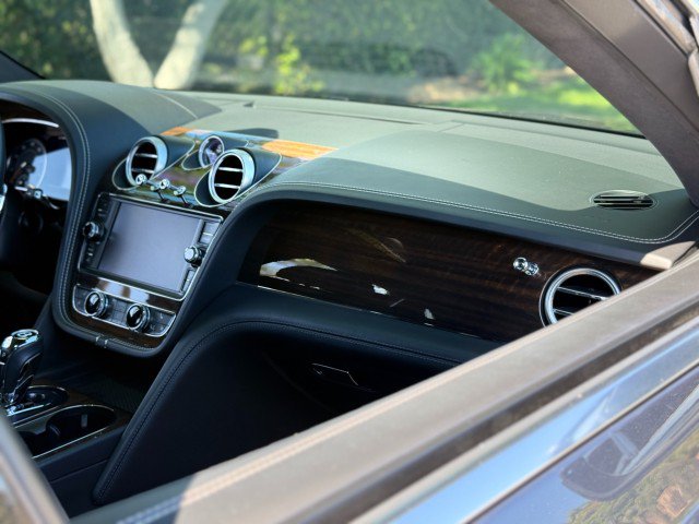 Used 2018 Bentley Bentayga AWD/4WD image 34