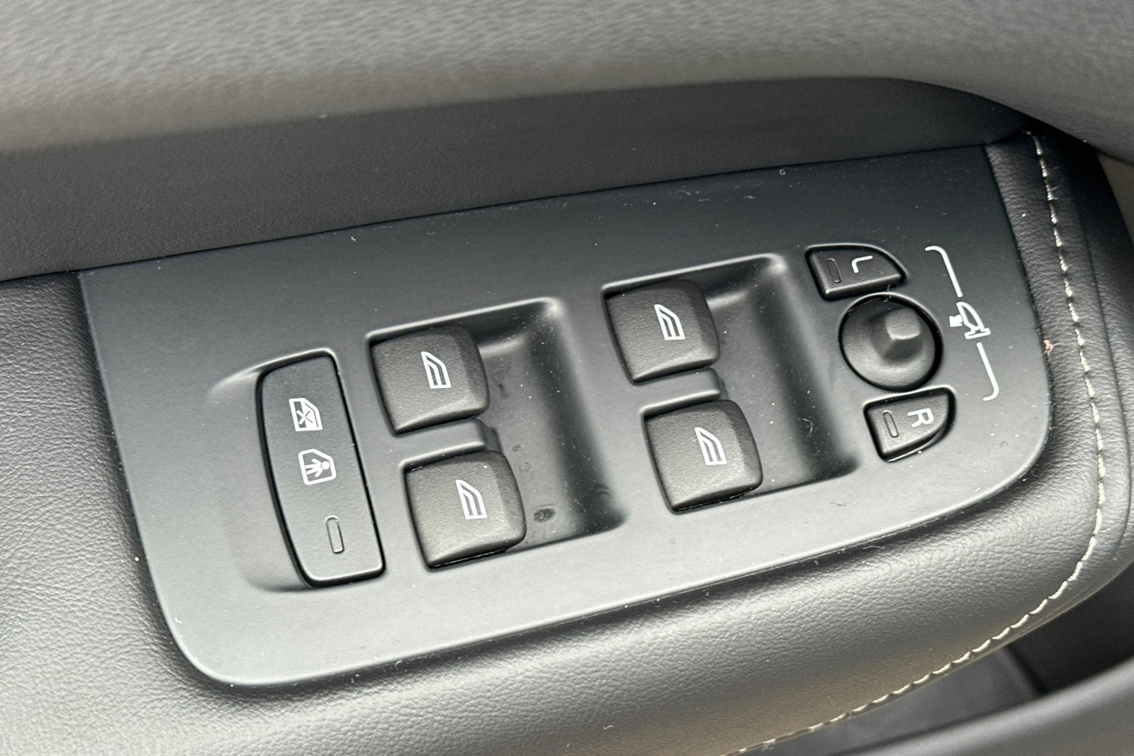 Certified 2024 Volvo XC60 B5 Ultimate w/ Protection Package Premier image 16