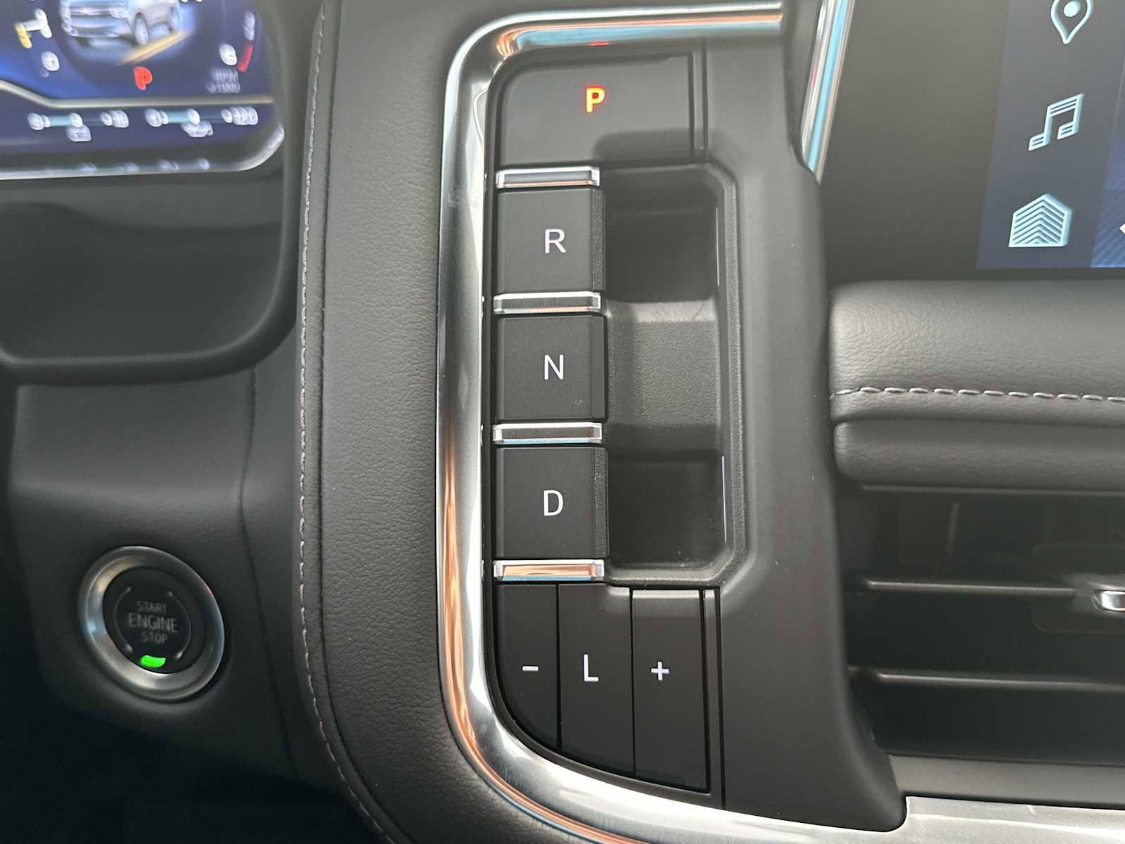 Used 2024 Chevrolet Suburban Z71 w/ Luxury Package image 19