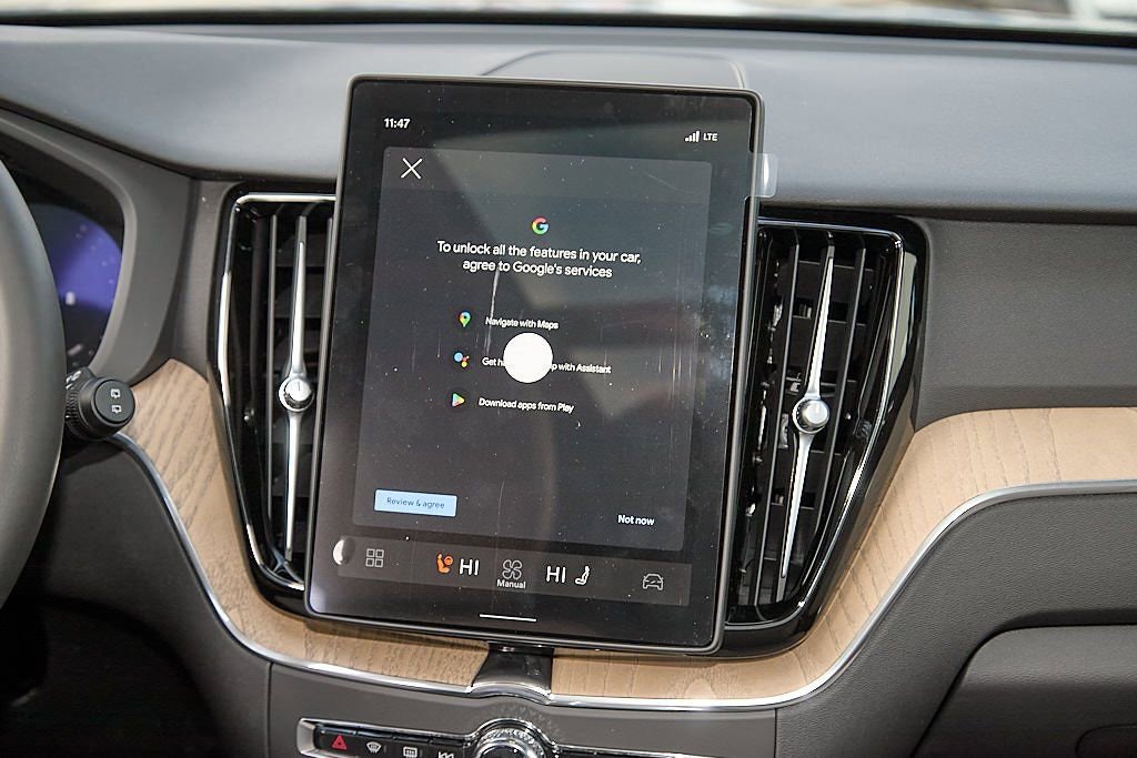 New 2026 Volvo XC60 B5 Plus w/ Protection Package Premier image 26