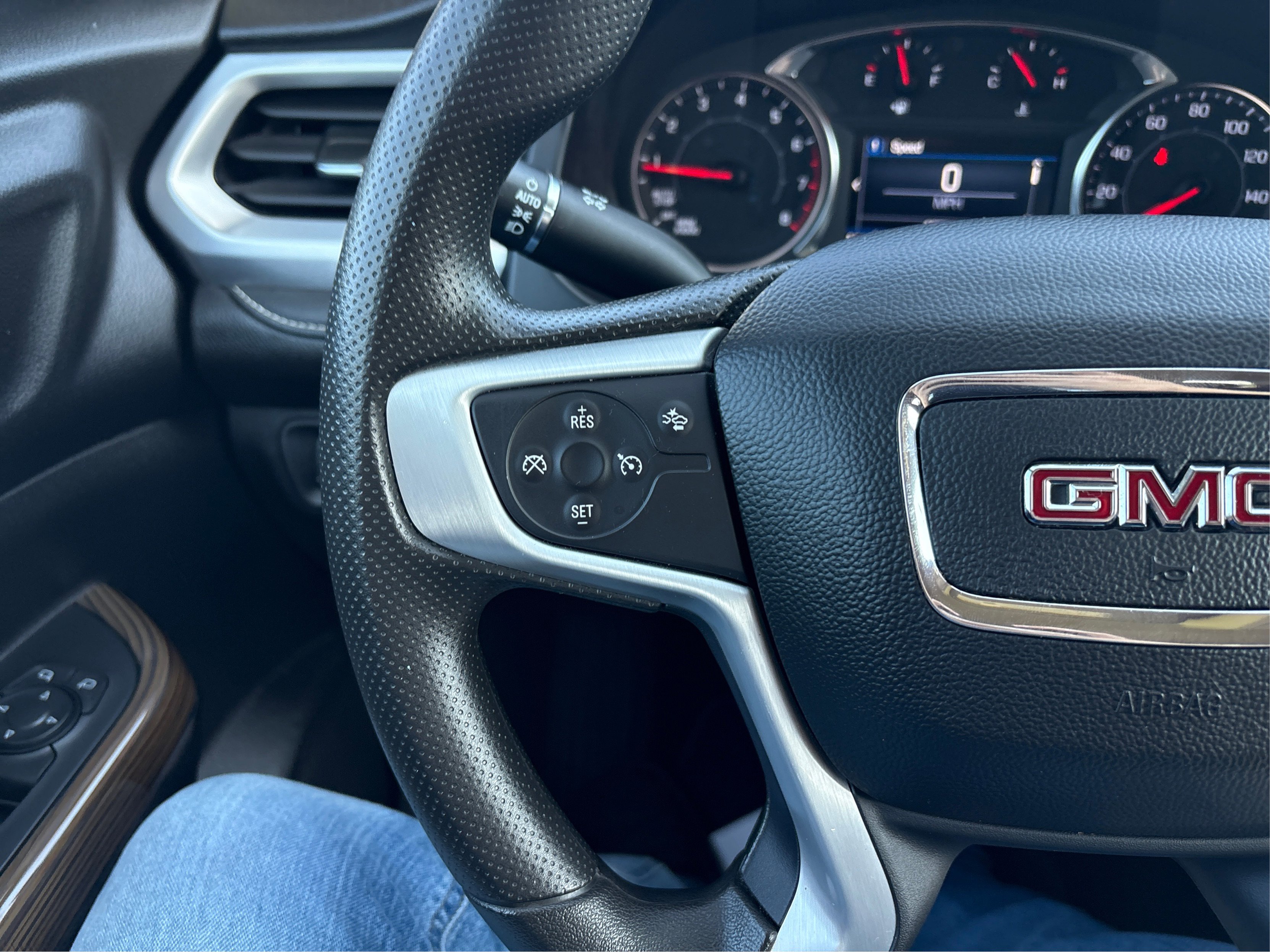 Used 2023 GMC Acadia SLE image 23