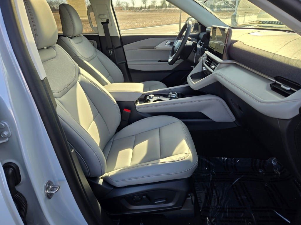 New 2026 Ford Explorer Active w/ Active Comfort Package image 4