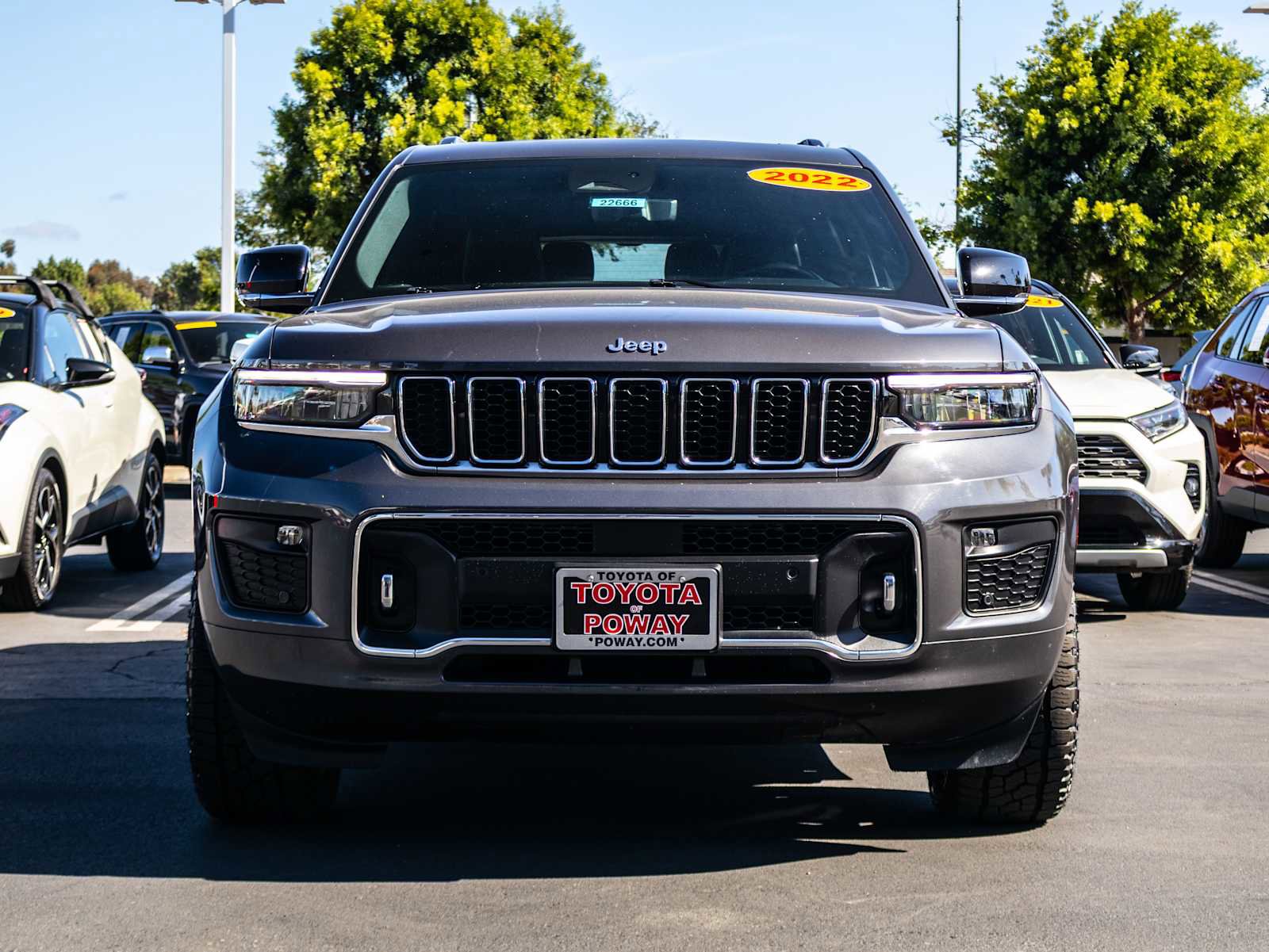 Used 2022 Jeep Grand Cherokee L Overland w/ Luxury Tech Group IV RWD image 2