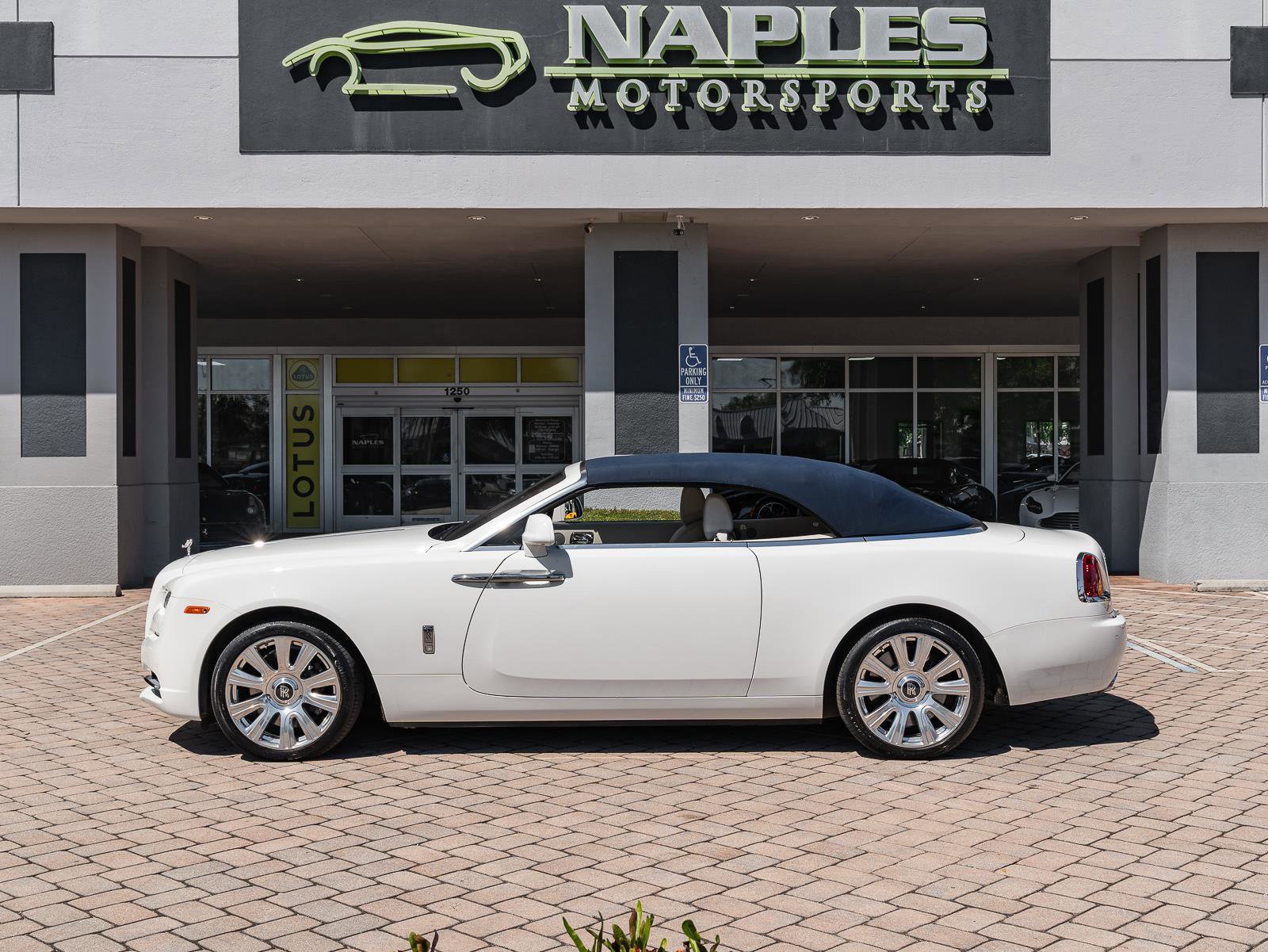 Used 2017 Rolls-Royce Dawn image 27