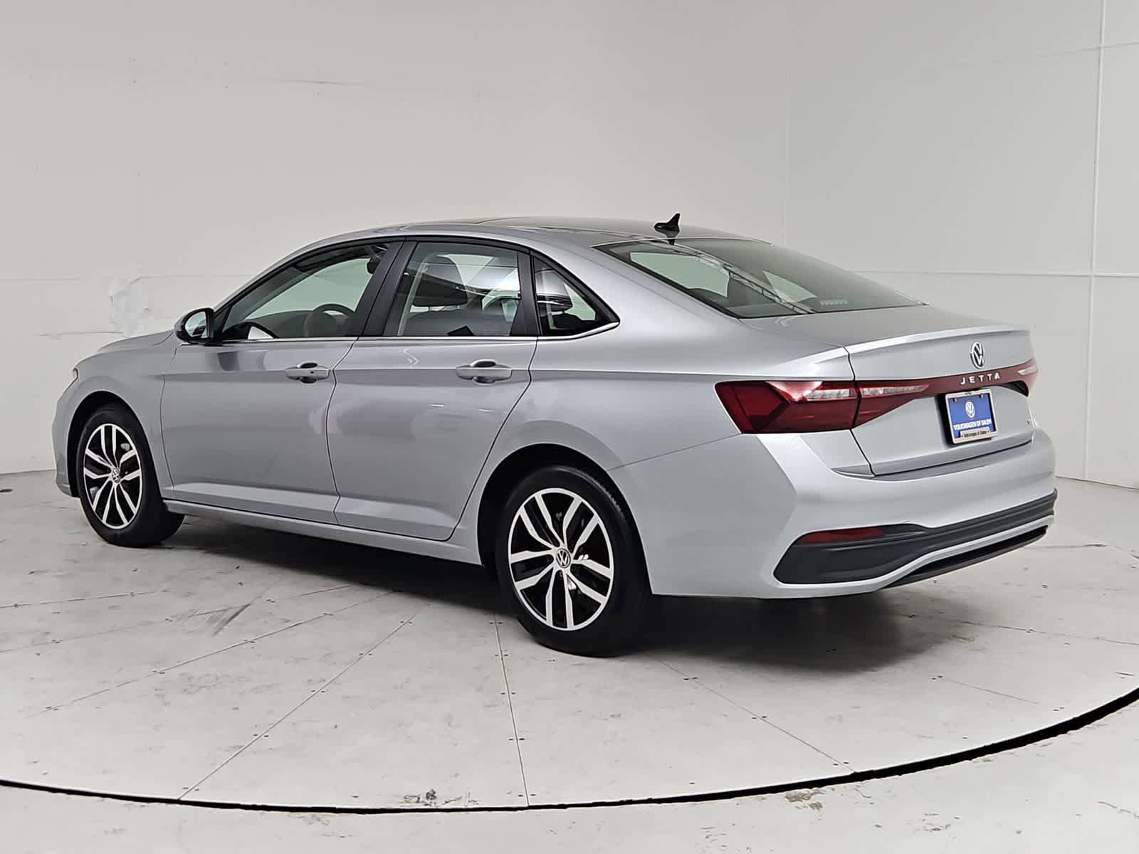 Certified 2025 Volkswagen Jetta SE FWD image 4