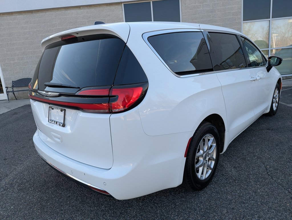 Used 2024 Chrysler Pacifica Touring-L image 8