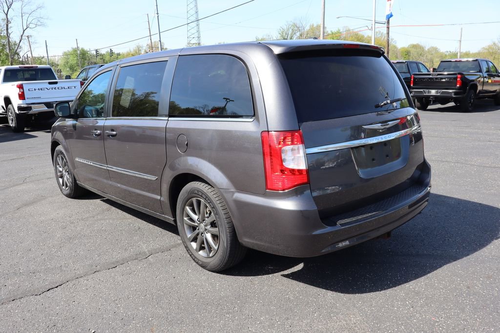 Used 2015 Chrysler Town & Country S w/ Driver Convenience Group FWD image 3