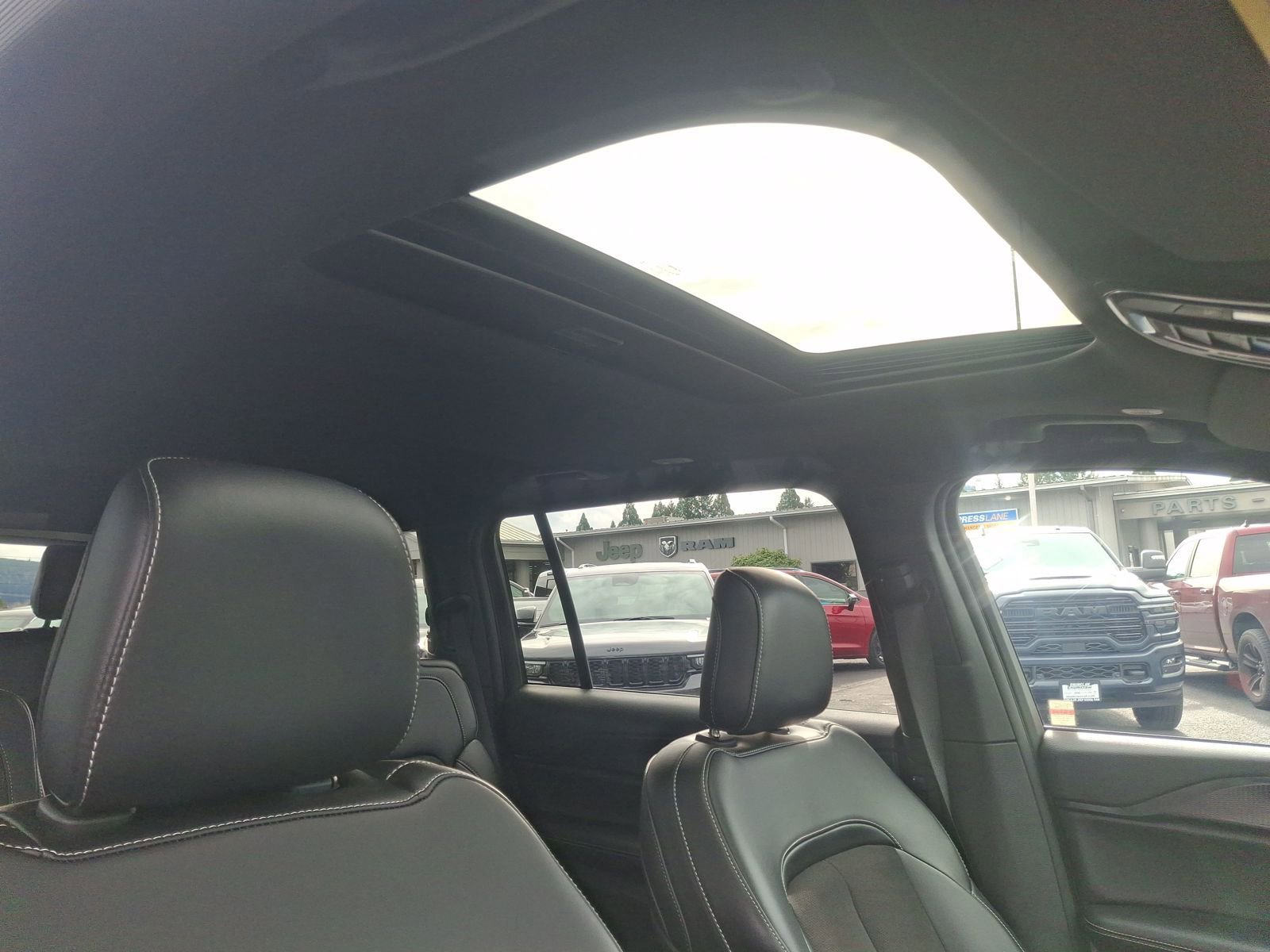 Used 2025 Jeep Grand Cherokee L Altitude image 29