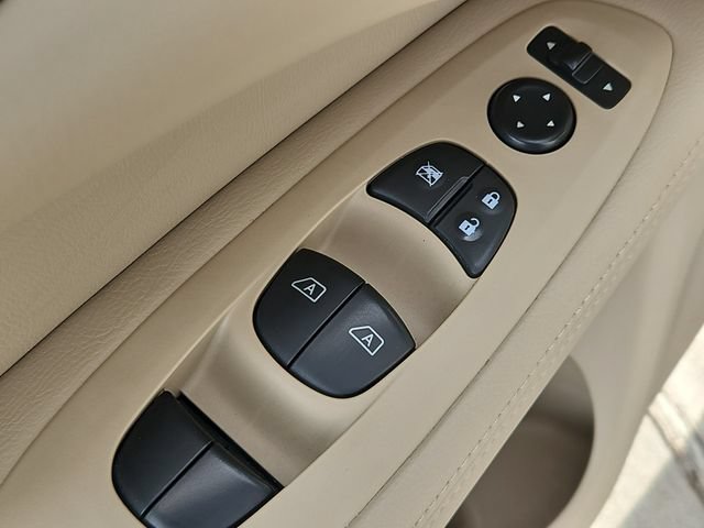Used 2015 Nissan Pathfinder Platinum FWD image 18