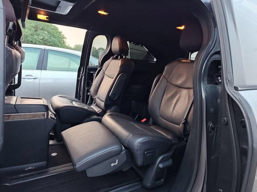 Used 2025 Toyota Sienna Platinum AWD/4WD image 13