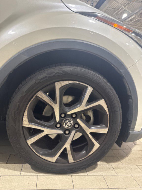 Used 2020 Toyota C-HR XLE image 5